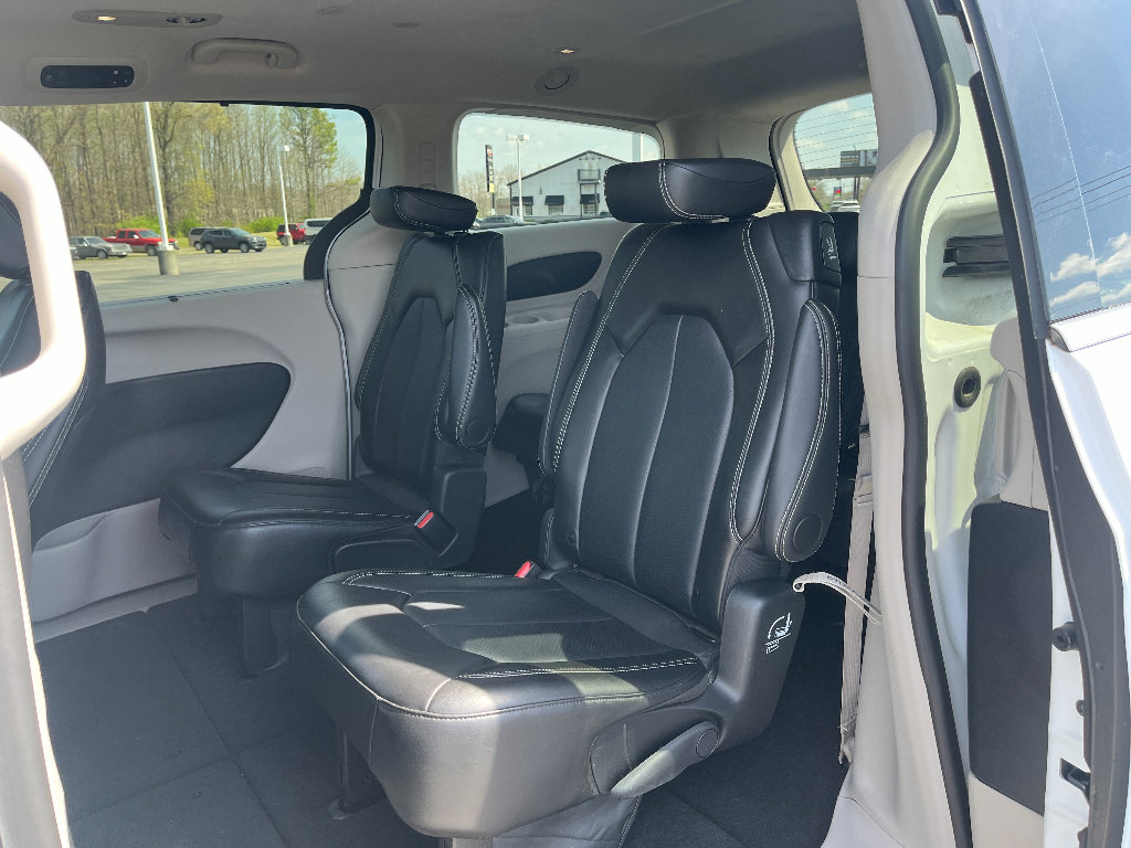 Used 2024 Chrysler Pacifica Touring-L image 19