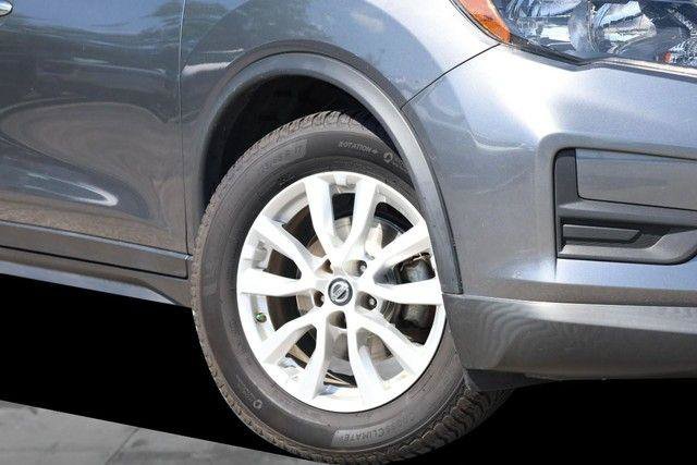 Used 2018 Nissan Rogue SV w/ Premium Package FWD image 3