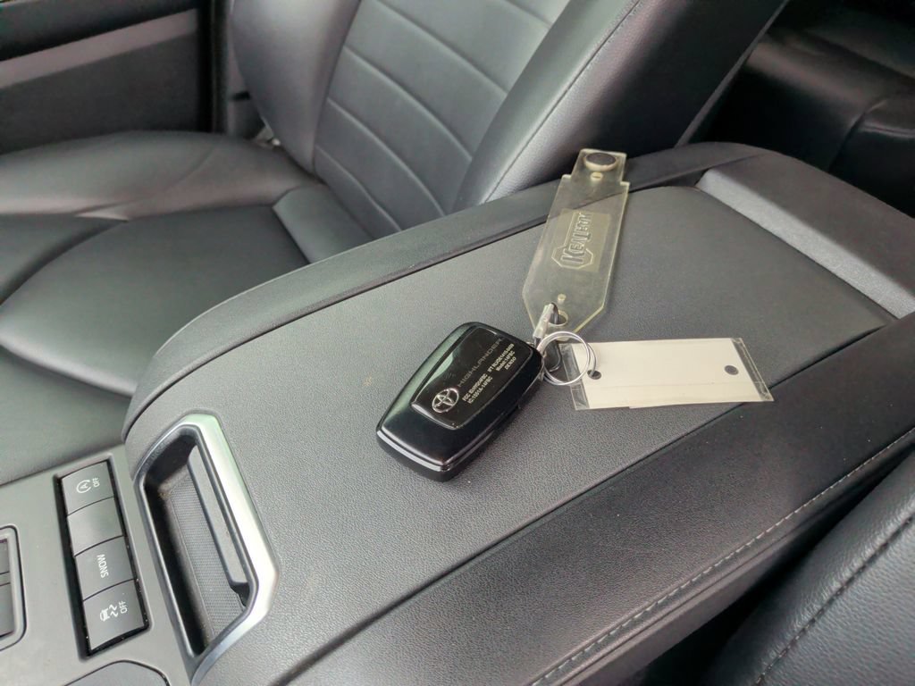 Used 2021 Toyota Highlander XLE FWD image 28