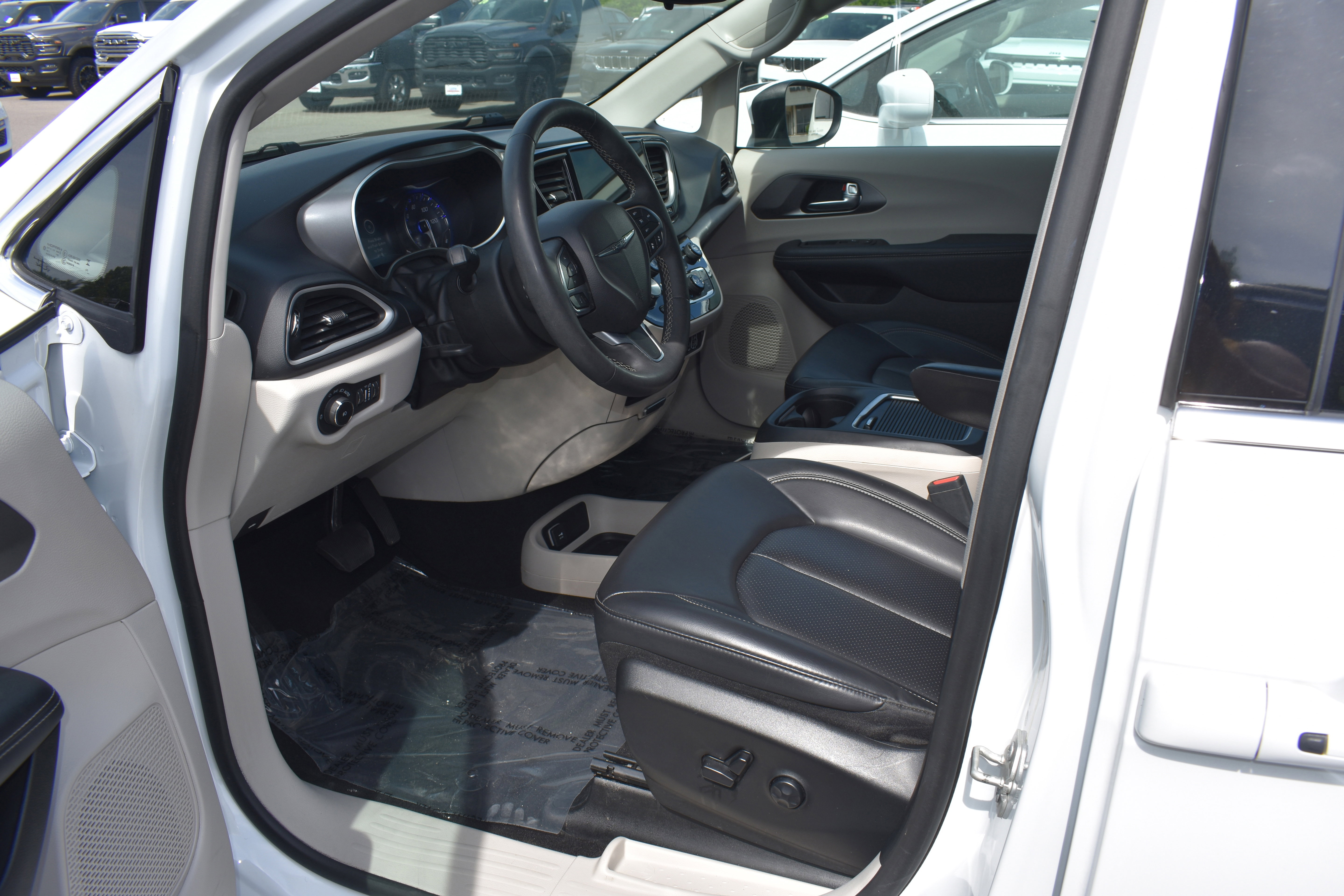 Used 2023 Chrysler Pacifica Touring-L image 12
