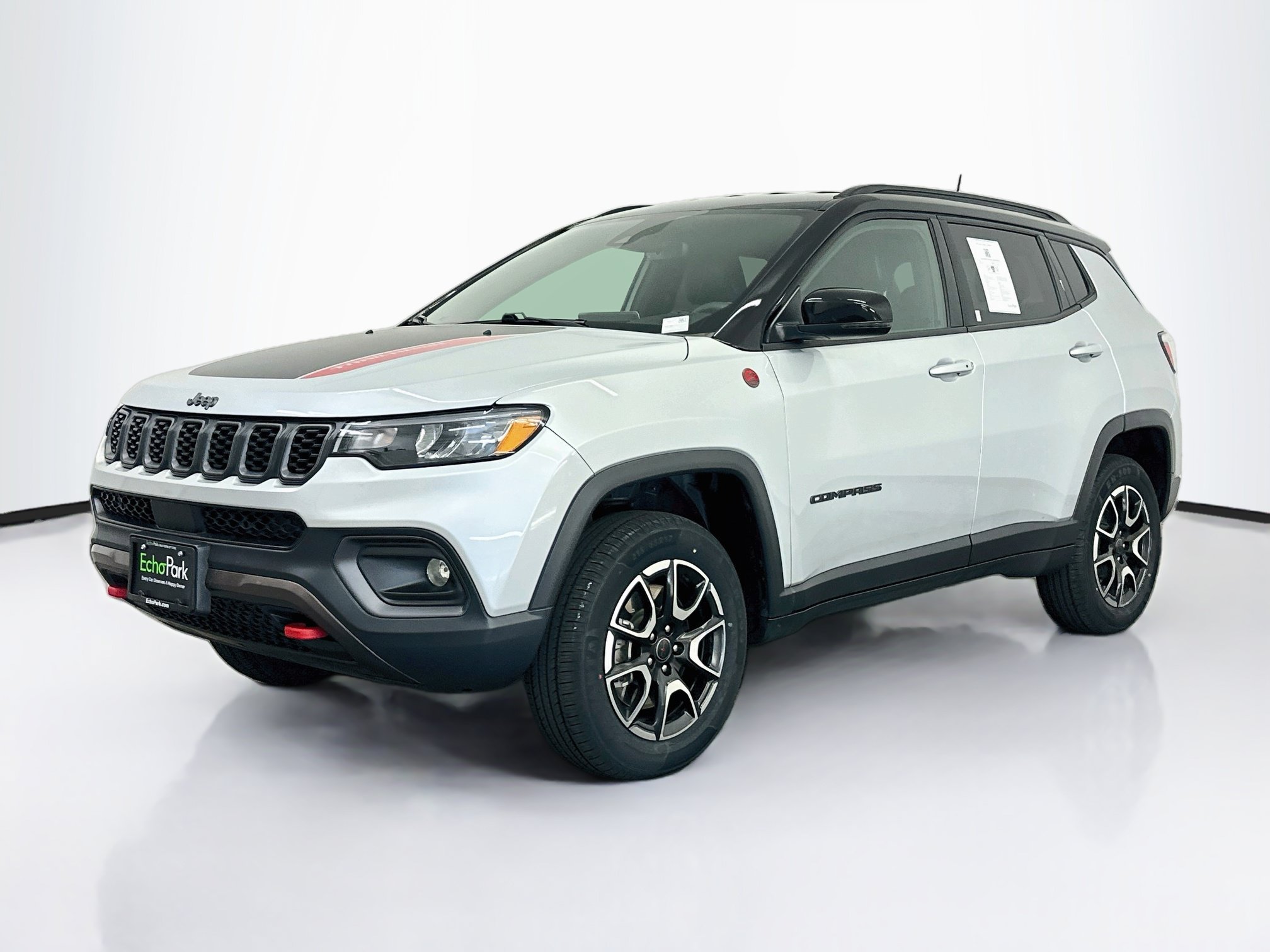 Used 2025 Jeep Compass Trailhawk AWD/4WD image 3
