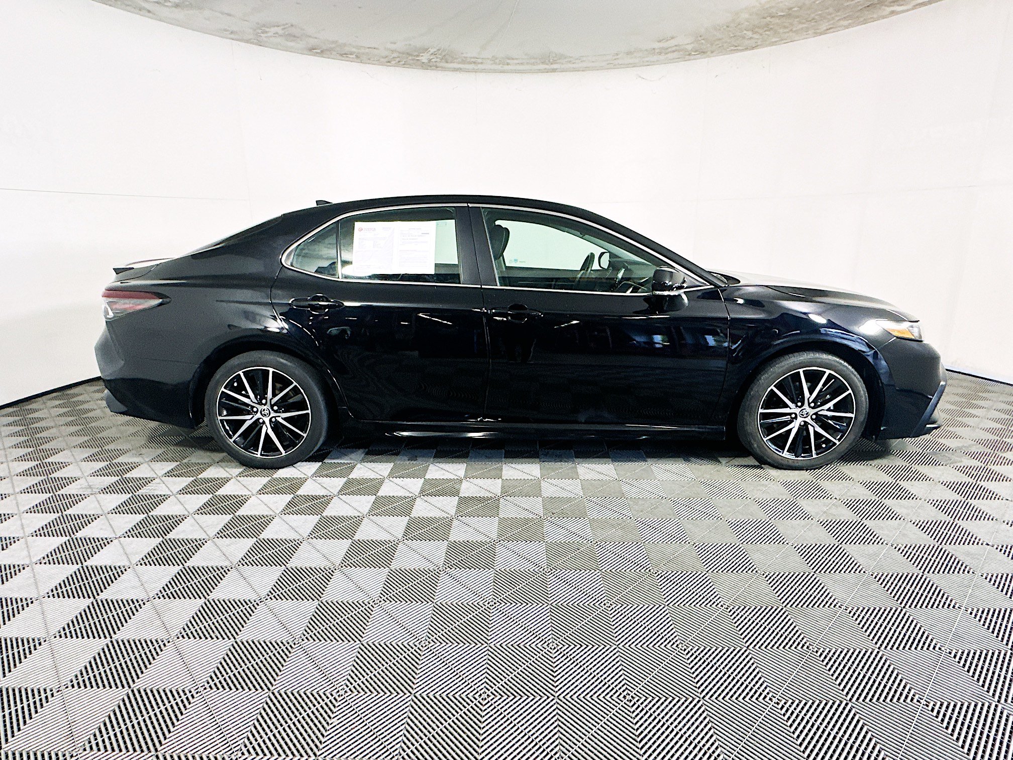 Used 2023 Toyota Camry SE FWD image 2