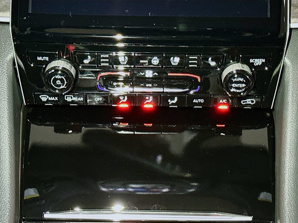 New 2025 Jeep Grand Cherokee Limited w/ Luxury Tech Group II AWD/4WD image 10