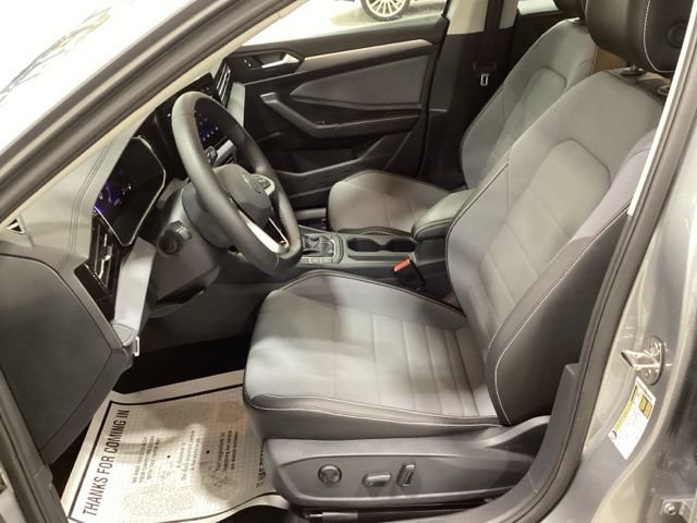 Used 2025 Volkswagen Jetta SE w/ Sunroof Package image 13