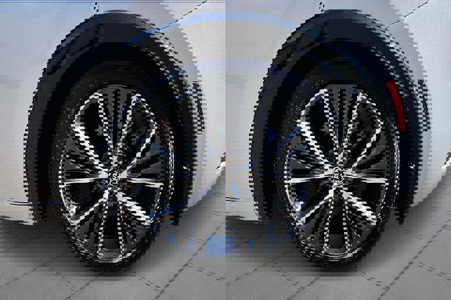 Used 2023 Toyota Prius XLE image 10