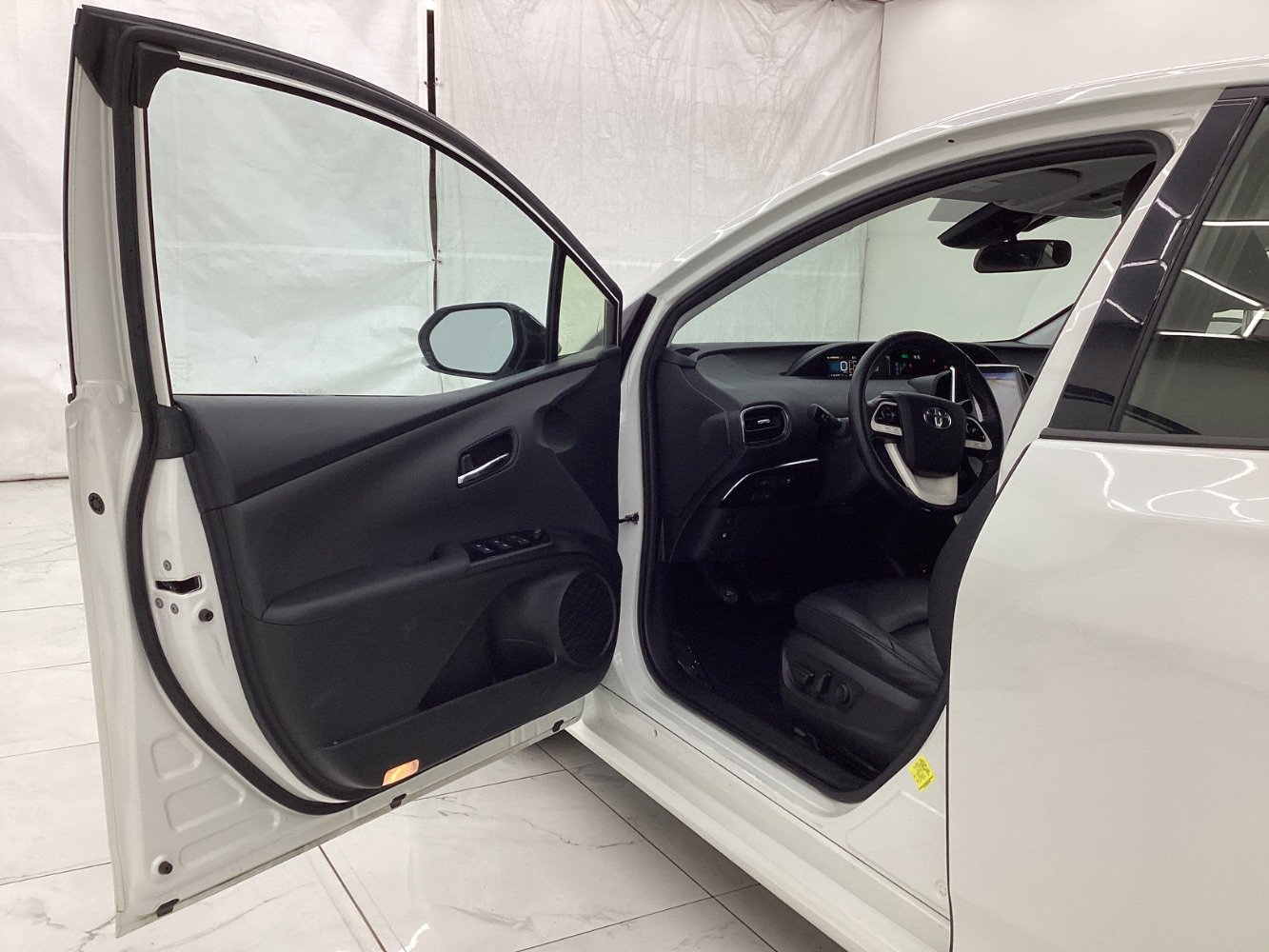 Used 2018 Toyota Prius Prime Premium image 16