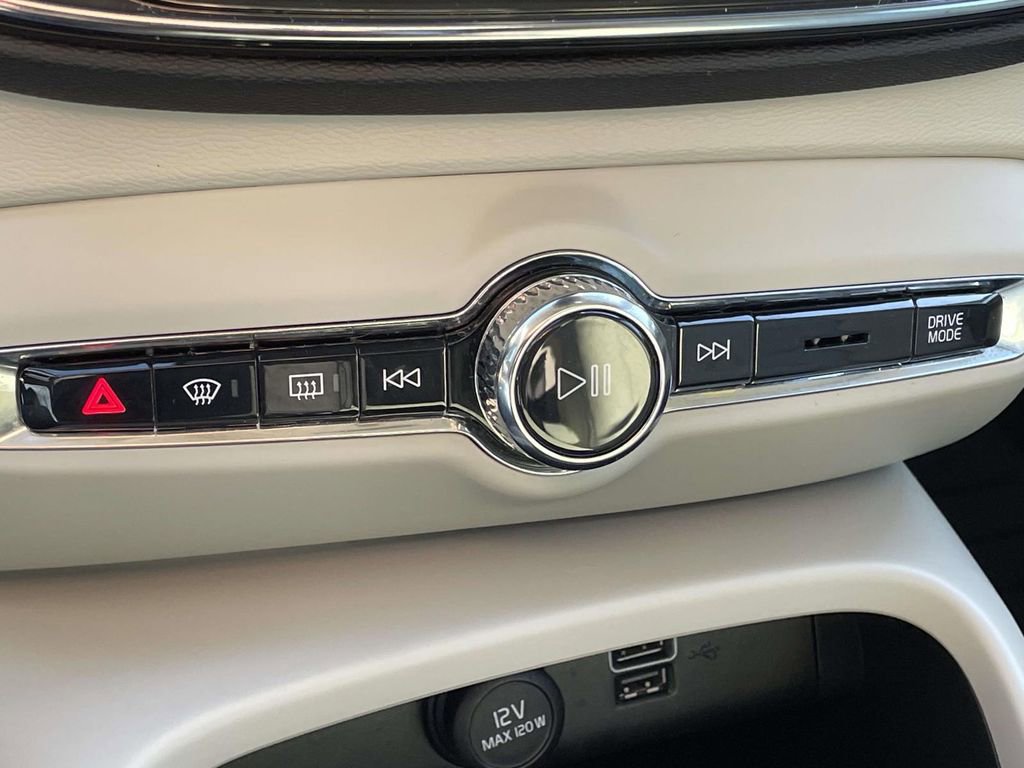 Used 2021 Volvo XC40 T5 Momentum w/ Premium Package image 19