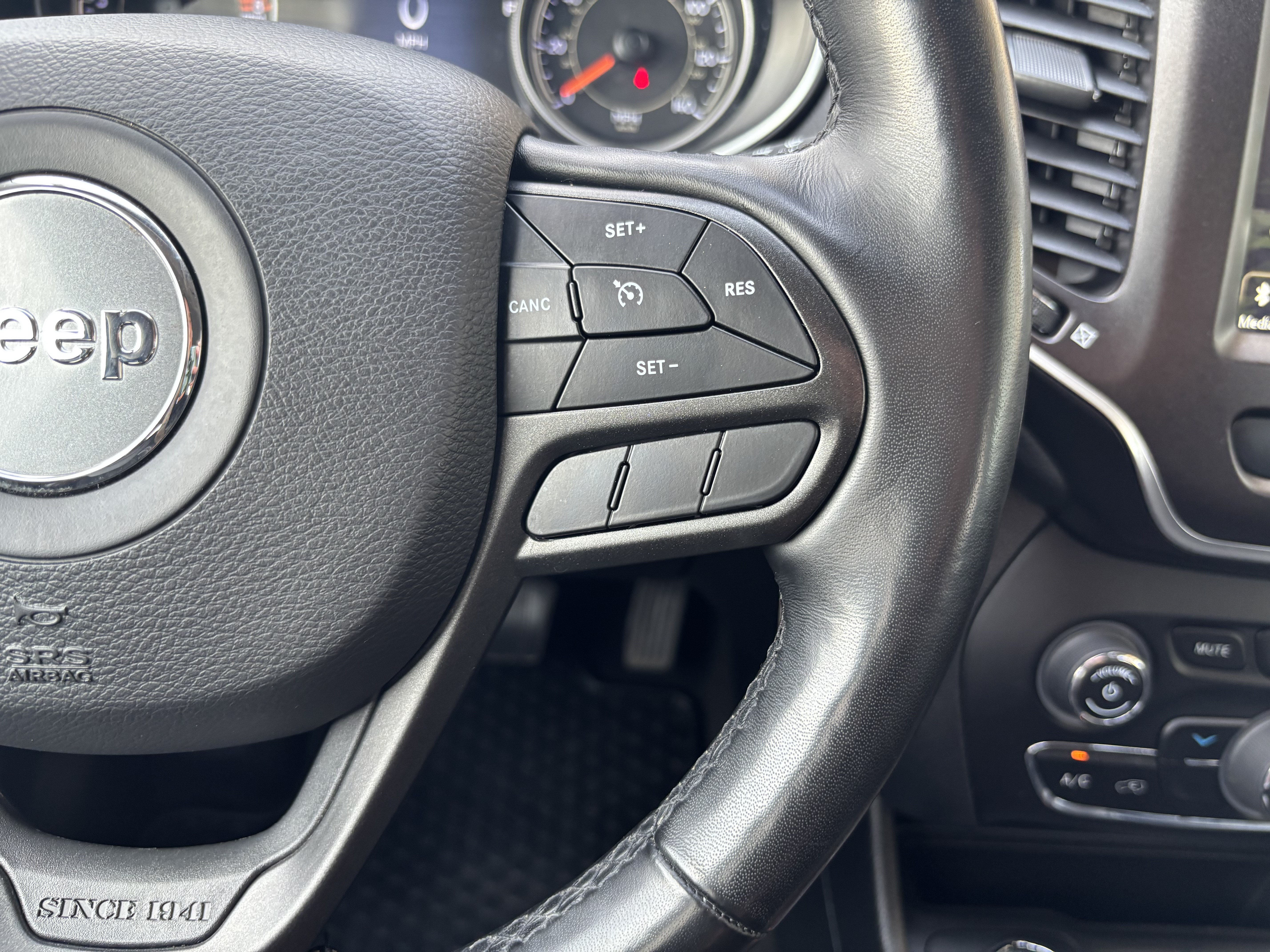 Used 2020 Jeep Cherokee Trailhawk w/ Cold Weather Group AWD/4WD image 15