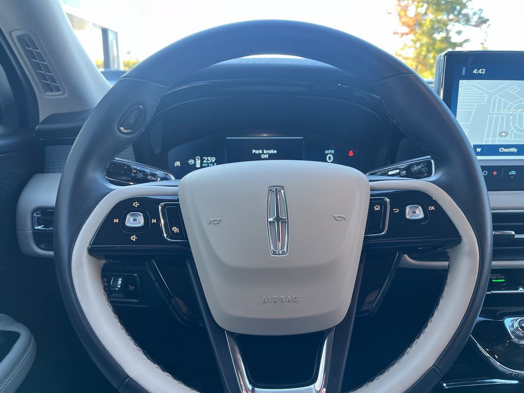 Used 2025 Lincoln Corsair AWD image 27