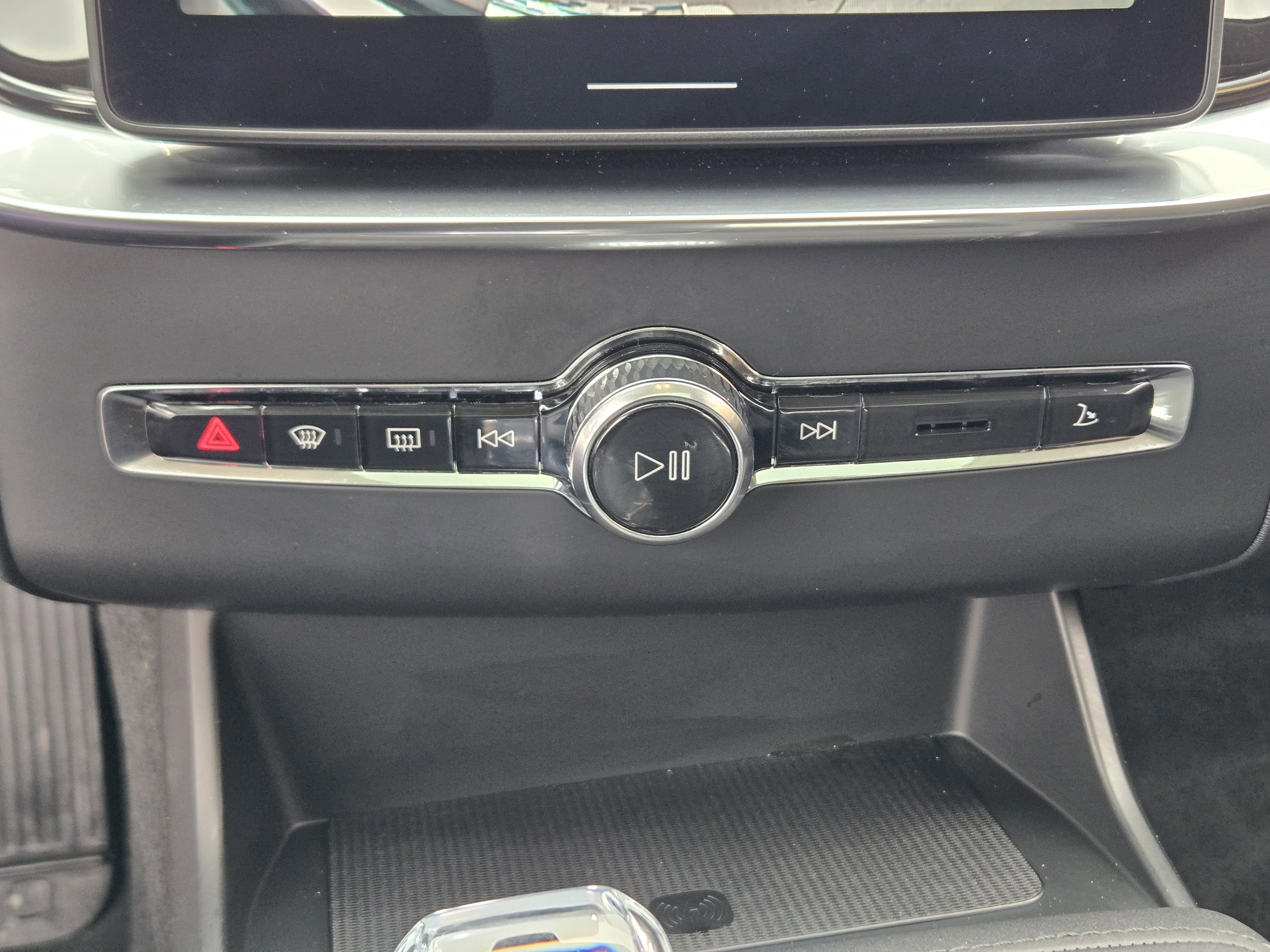 New 2025 Volvo XC90 T8 Core w/ Protection Package image 17