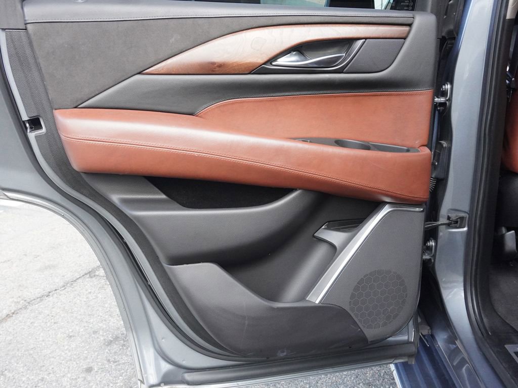 Used 2020 Cadillac Escalade Luxury w/ Escalade Sport Edition AWD/4WD image 29