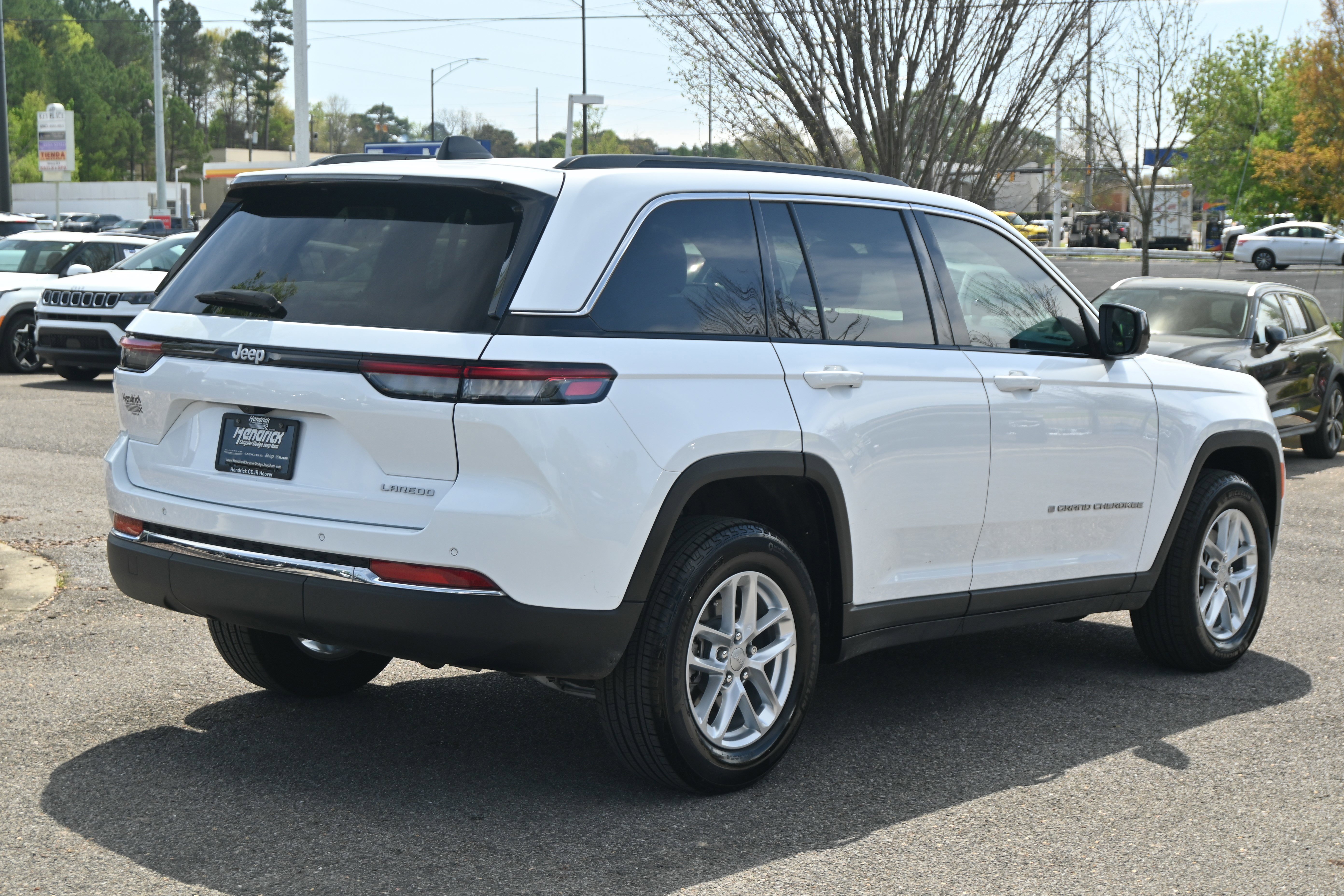 Used 2025 Jeep Grand Cherokee Laredo X image 16