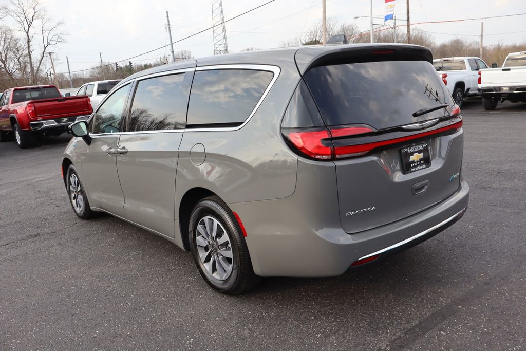 Used 2025 Chrysler Pacifica Select image 3