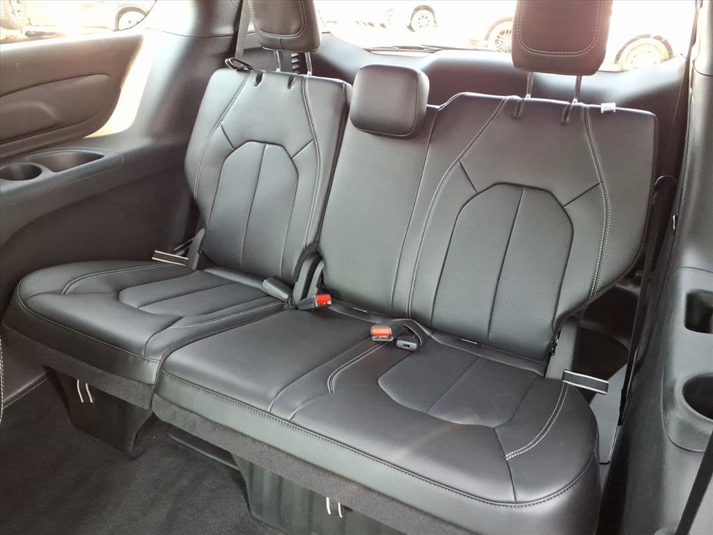 New 2026 Chrysler Pacifica Select image 13