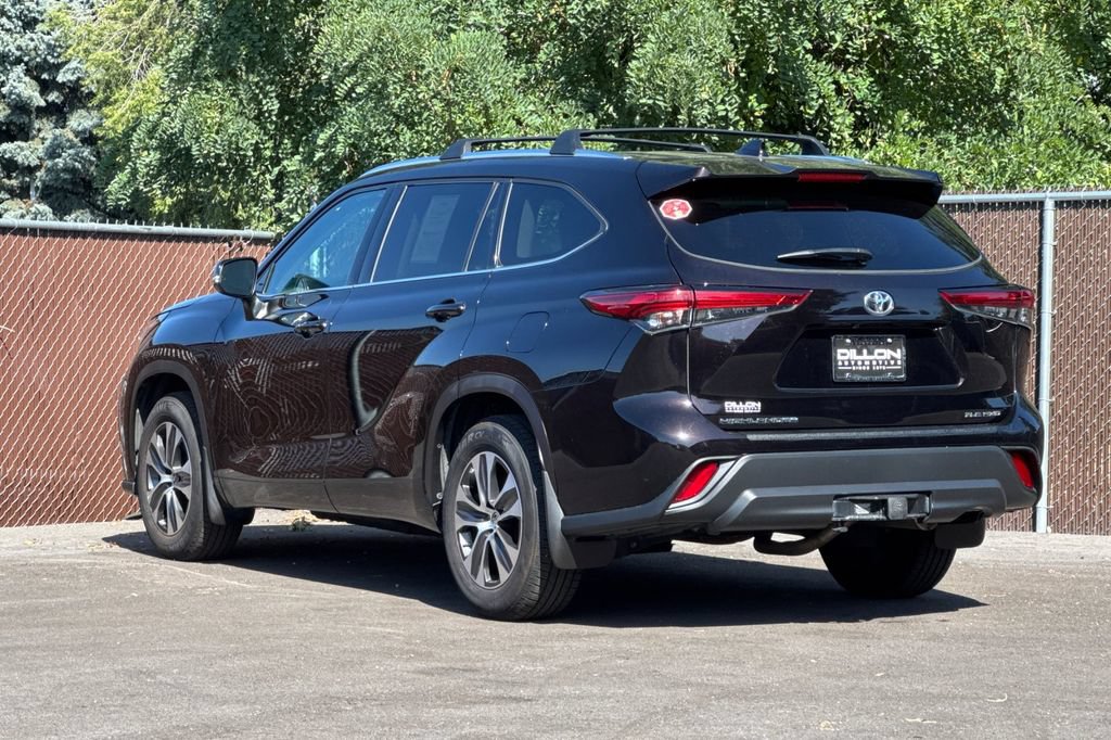 Used 2021 Toyota Highlander XLE AWD/4WD image 9