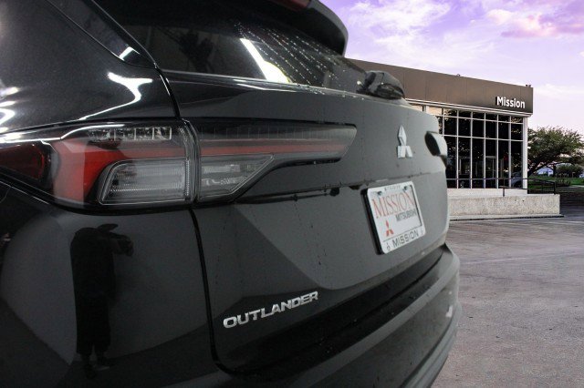 New 2025 Mitsubishi Outlander SE image 4