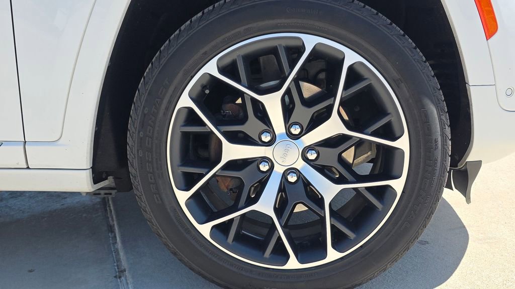 Used 2023 Jeep Grand Cherokee Summit AWD/4WD image 11