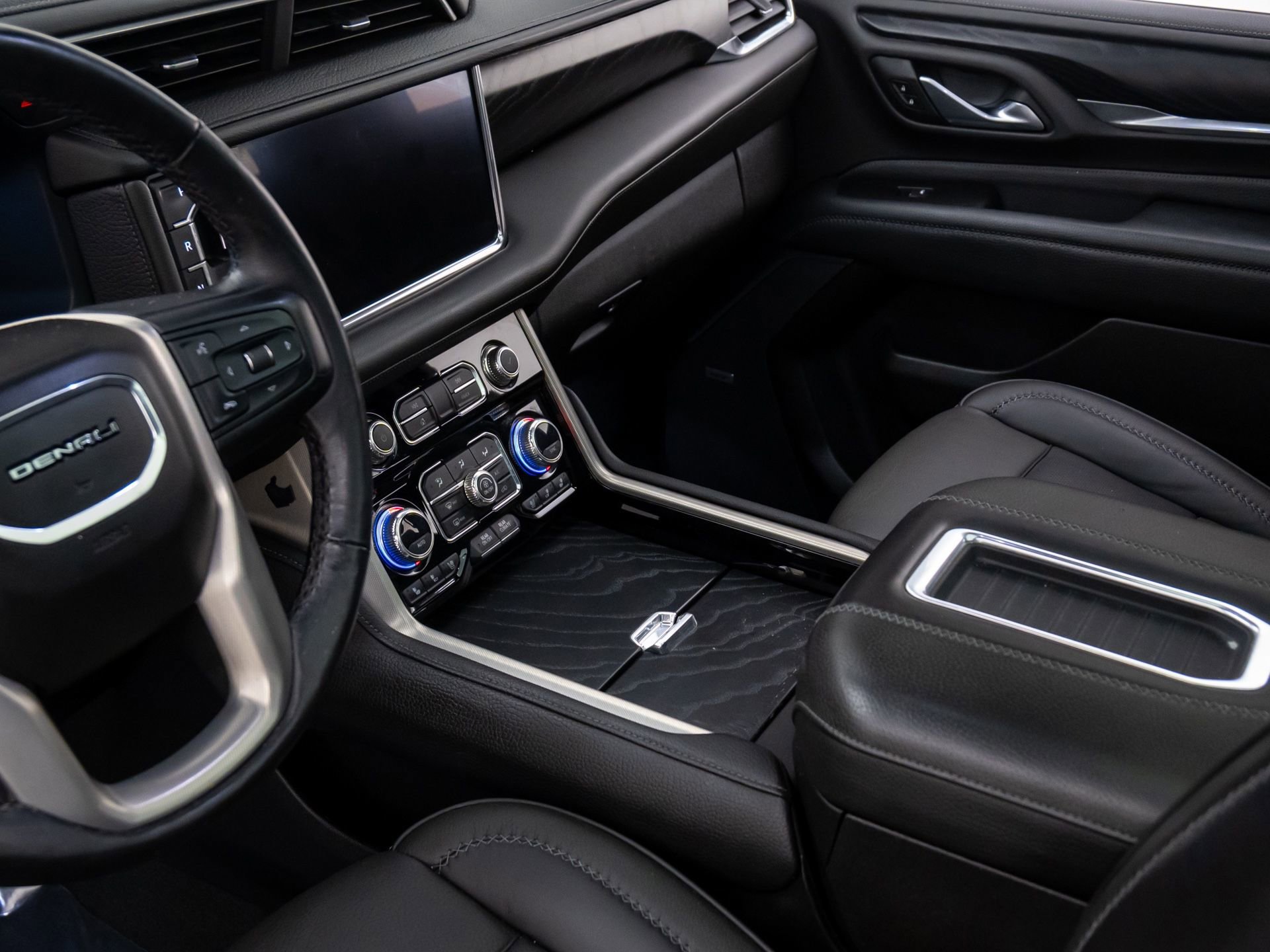 Used 2022 GMC Yukon Denali w/ Denali Premium Package image 14