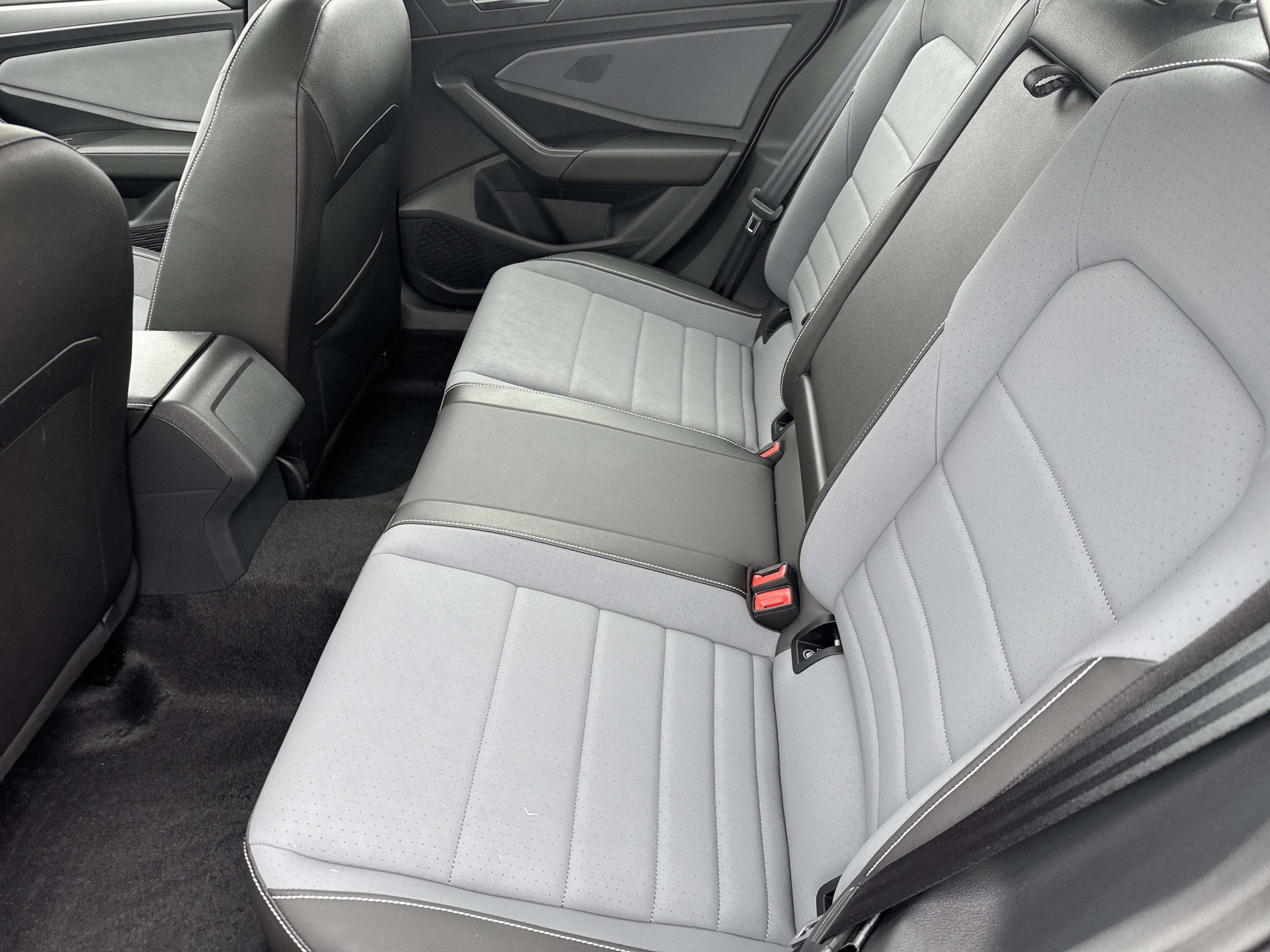 Certified 2025 Volkswagen Jetta SE w/ Sunroof Package image 6