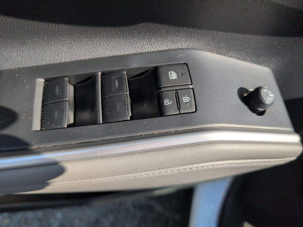 Used 2022 Toyota Highlander XLE FWD image 19