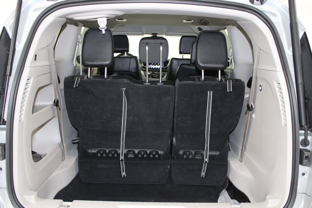 Used 2024 Chrysler Pacifica Touring-L FWD image 13