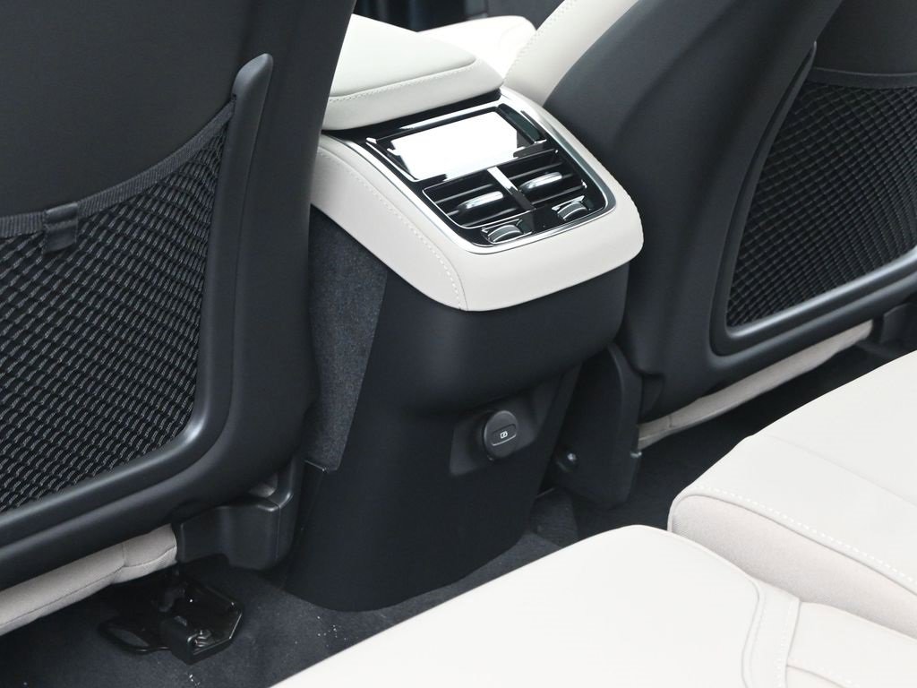 New 2026 Volvo XC90 B6 Ultra w/ Lounge Package image 31