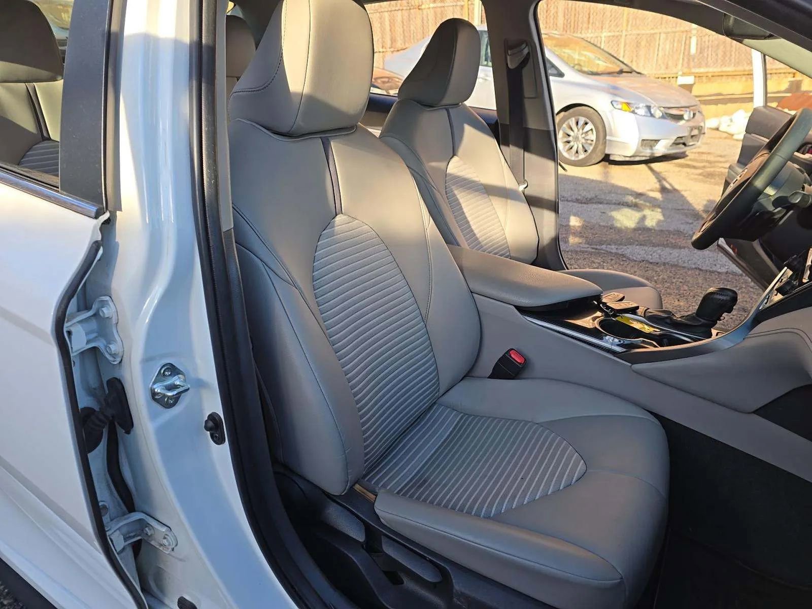 Used 2022 Toyota Camry SE FWD image 5