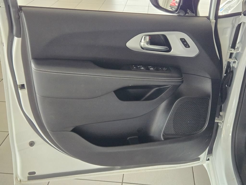 Used 2025 Chrysler Pacifica Limited FWD image 20