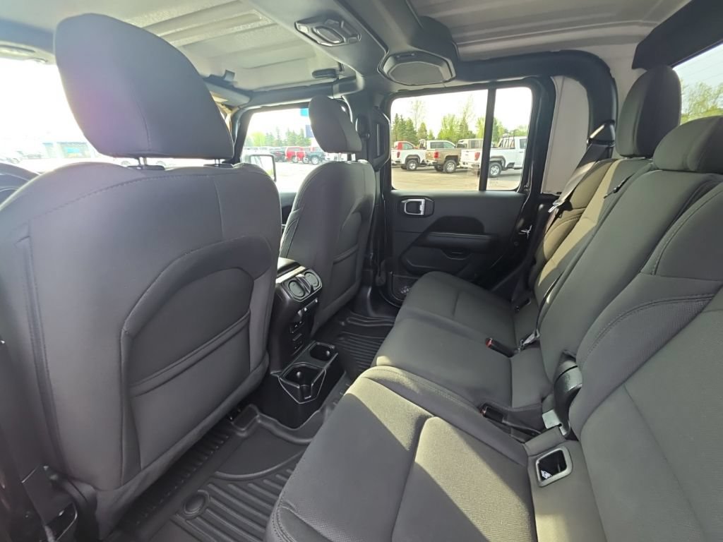 Used 2020 Jeep Gladiator Overland AWD/4WD image 17