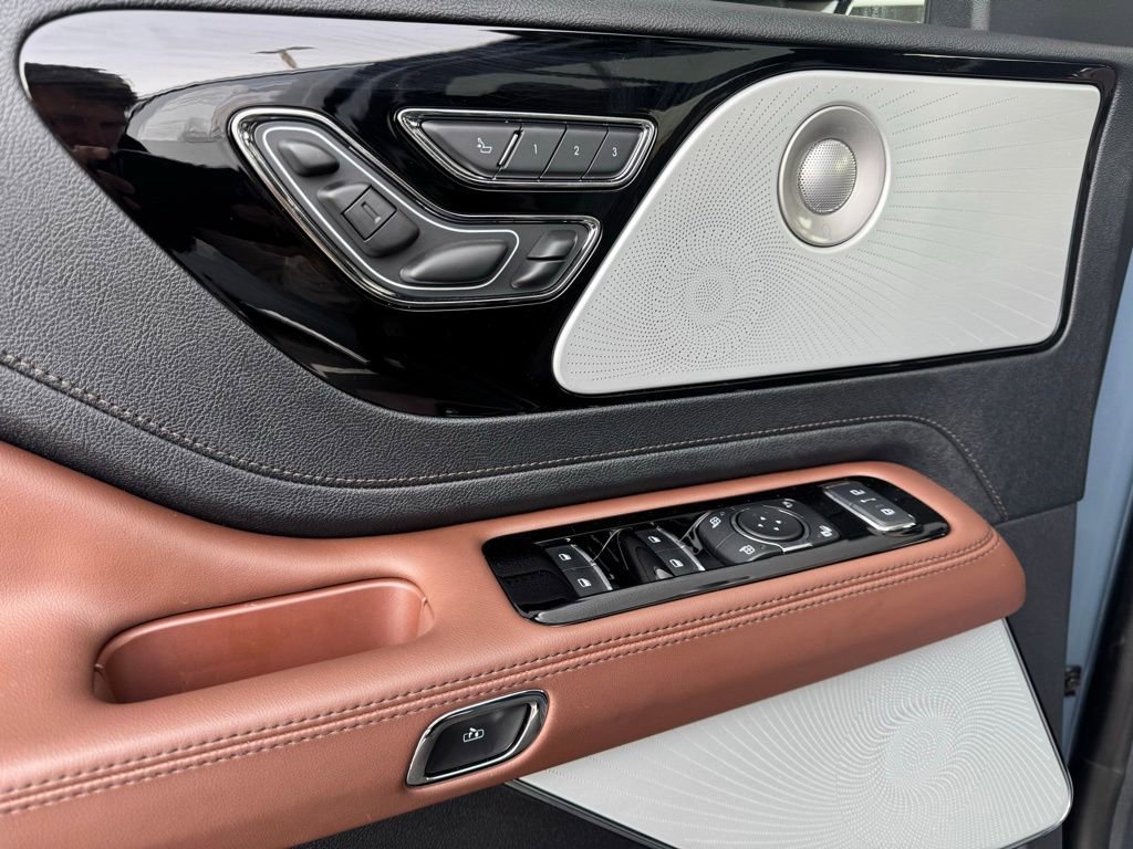 Used 2025 Lincoln Aviator Reserve w/ Luxury Package AWD/4WD image 3