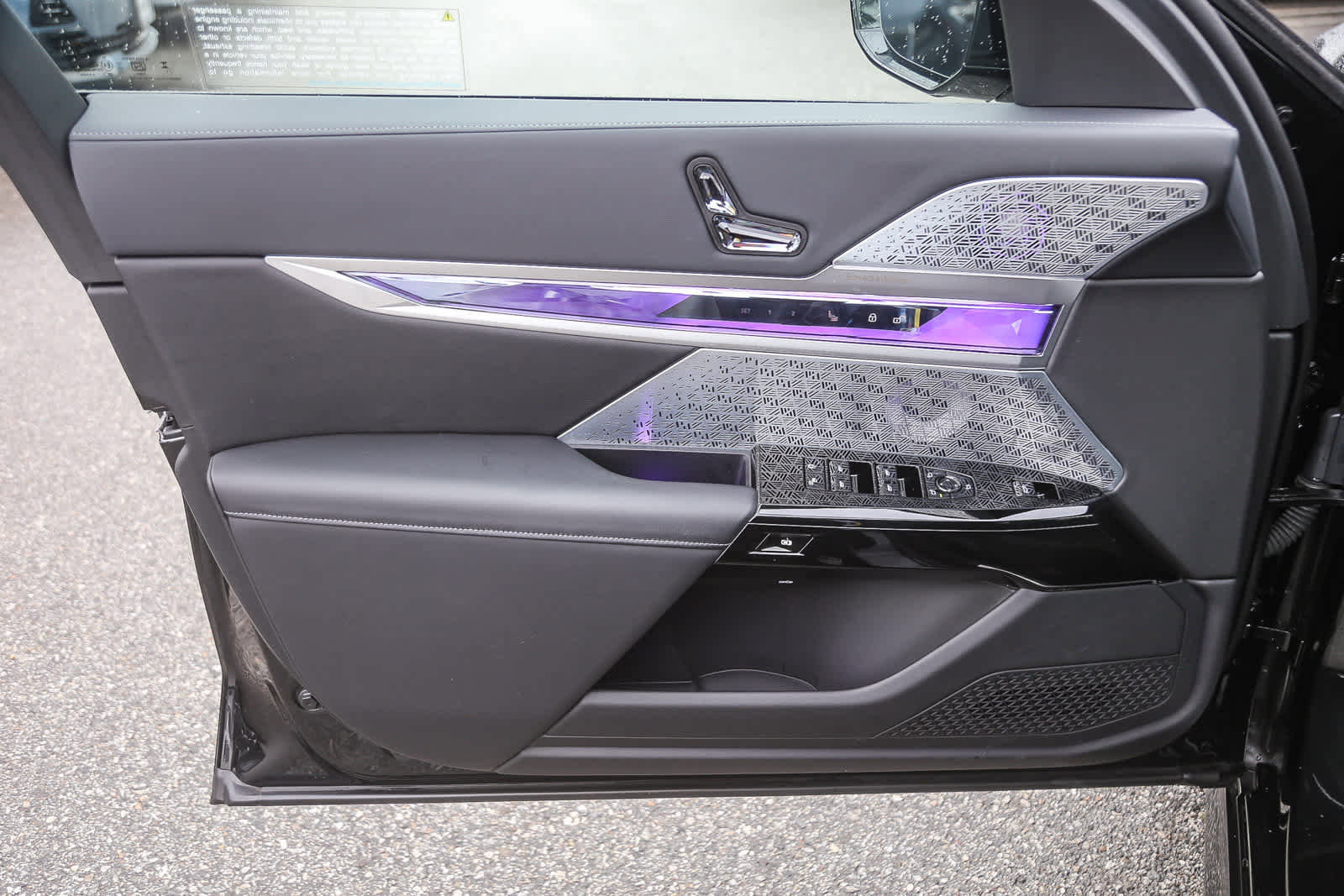 Used 2025 BMW i7 eDrive50 w/ M Sport Package image 17