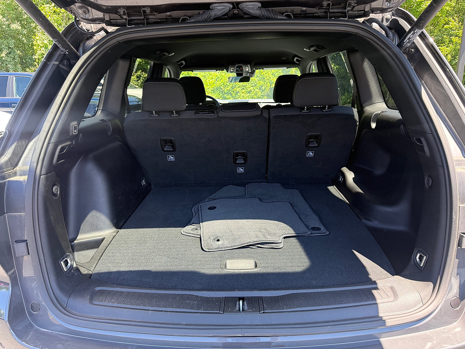 Certified 2025 Jeep Grand Cherokee Laredo w/ Luxury Tech Group I AWD/4WD image 12