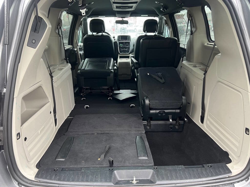Used 2016 Dodge Grand Caravan SXT image 17
