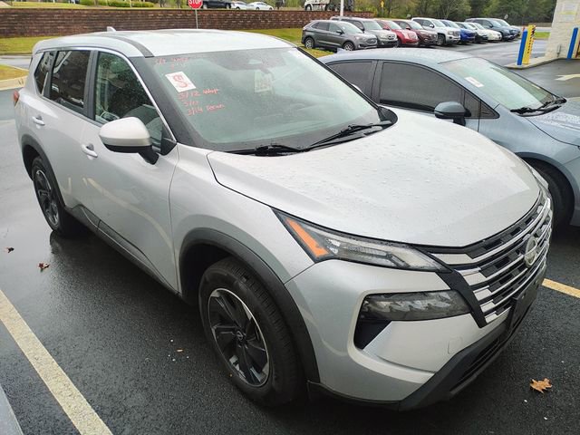 Used 2024 Nissan Rogue SV image 2