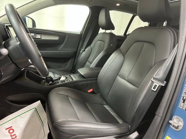 Used 2025 Volvo XC40 B5 Core image 9
