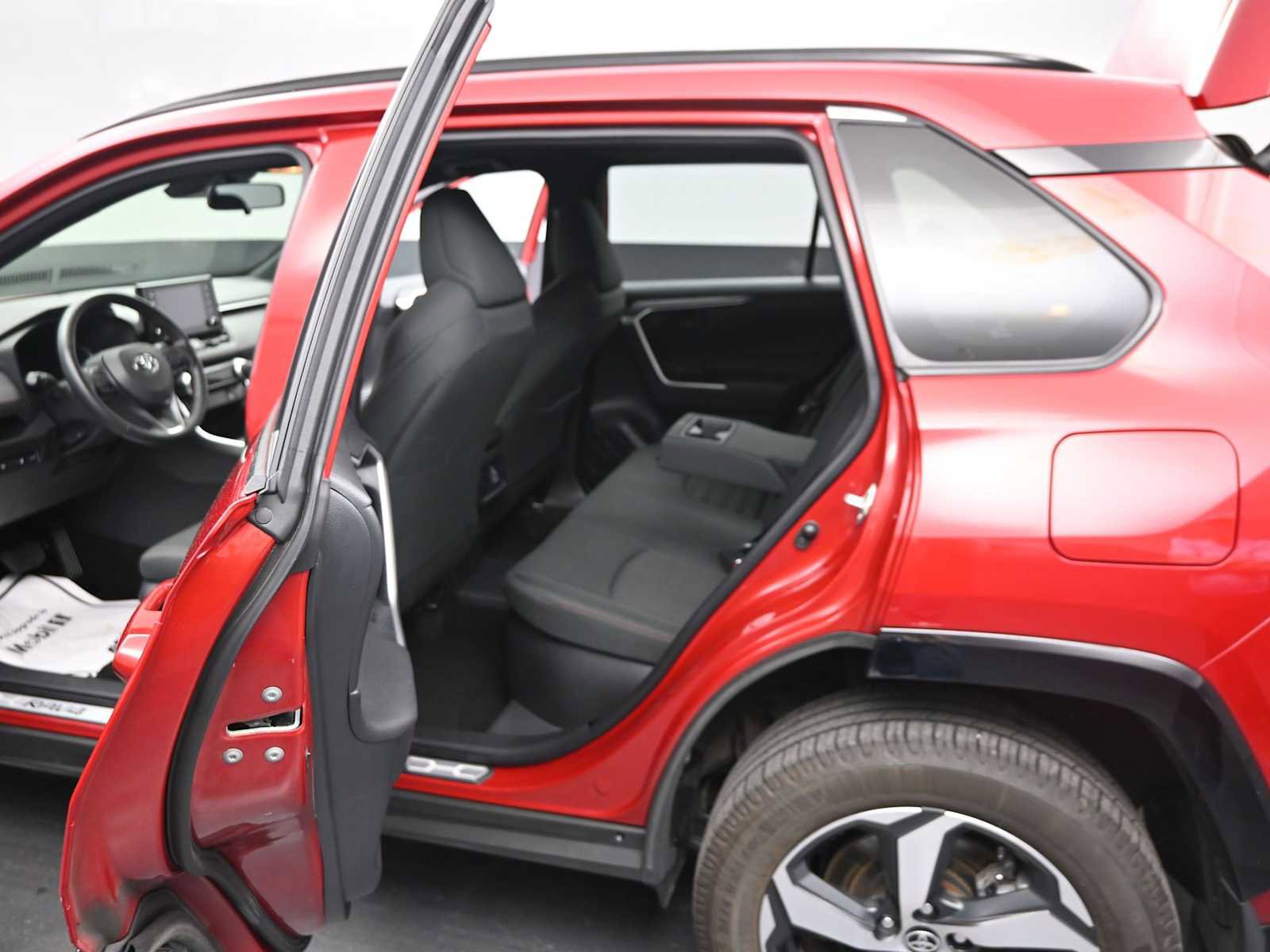 Used 2021 Toyota RAV4 SE w/ Weather & Moonroof Package image 15