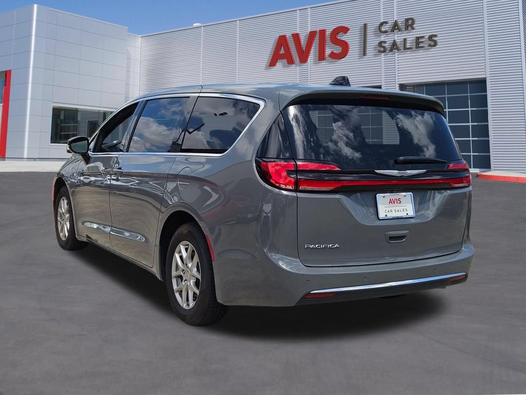 Used 2025 Chrysler Pacifica Select FWD image 3