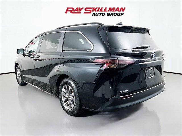 Used 2024 Toyota Sienna XLE image 5