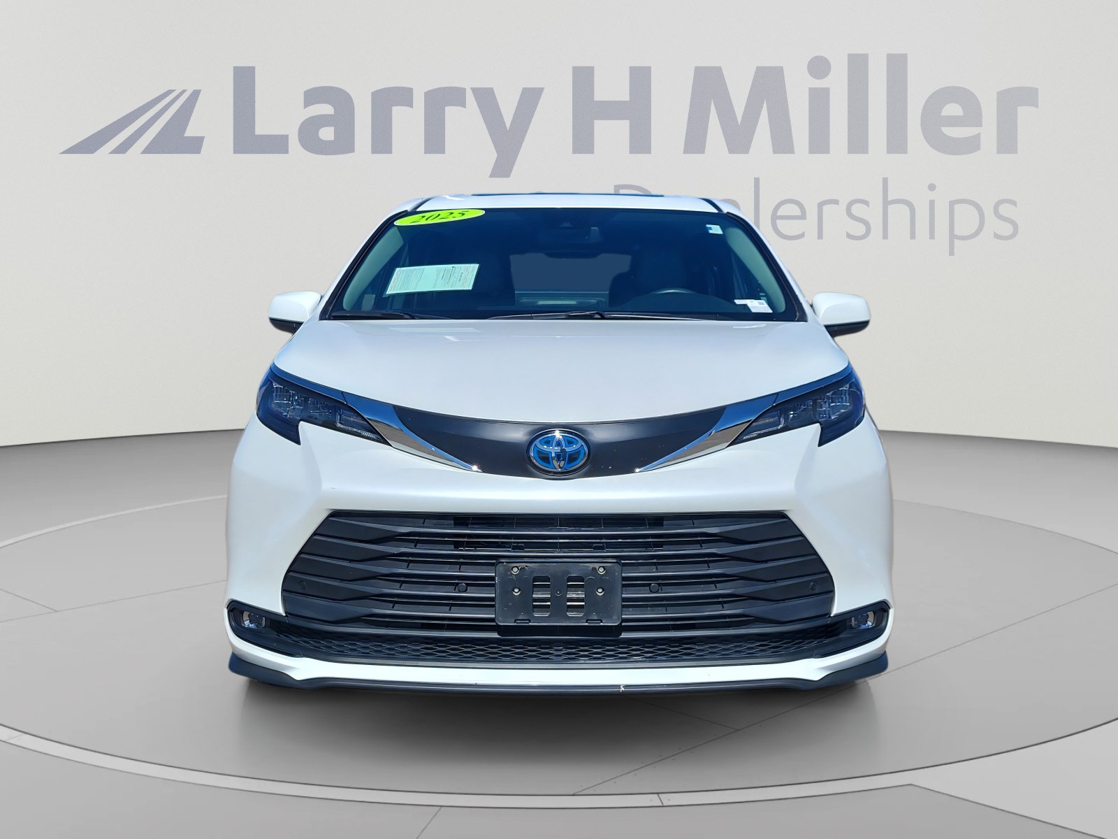 Used 2025 Toyota Sienna XLE FWD image 8