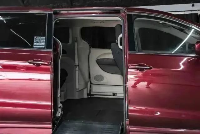 Used 2018 Chrysler Pacifica Touring Plus w/ Tire & Wheel Group FWD image 45