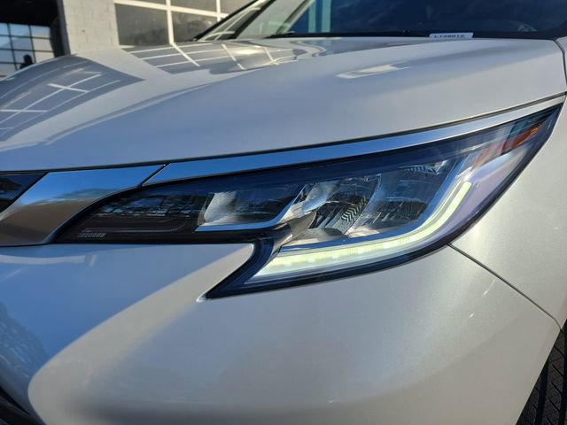 Used 2025 Toyota Sienna Limited image 32