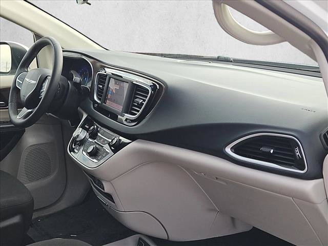 Used 2022 Chrysler Voyager LX FWD image 21