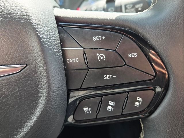 Used 2024 Chrysler Pacifica Limited FWD image 34