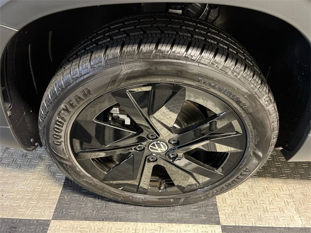 New 2026 Volkswagen Taos SE image 8