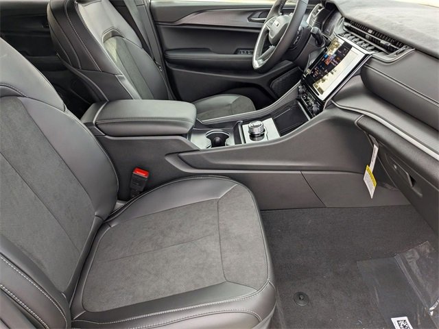 New 2025 Jeep Grand Cherokee Altitude image 30