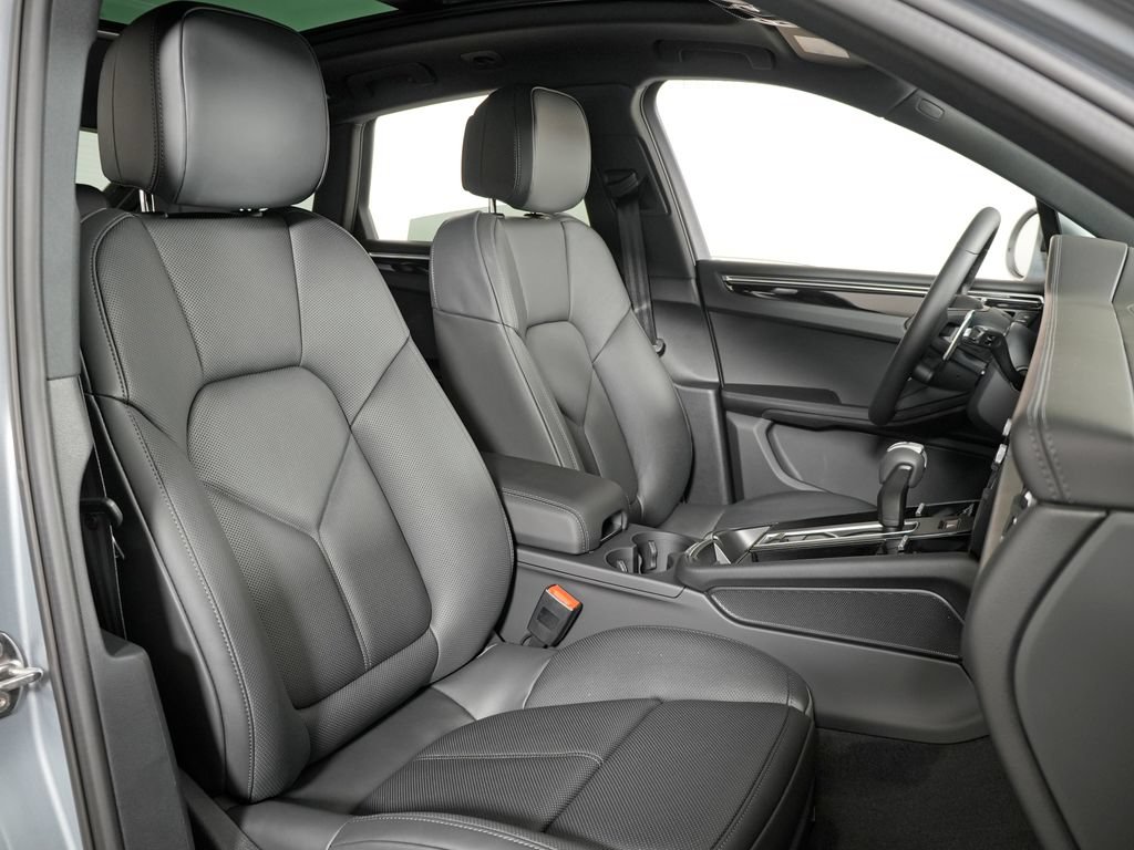 New 2026 Porsche Macan AWD/4WD image 38