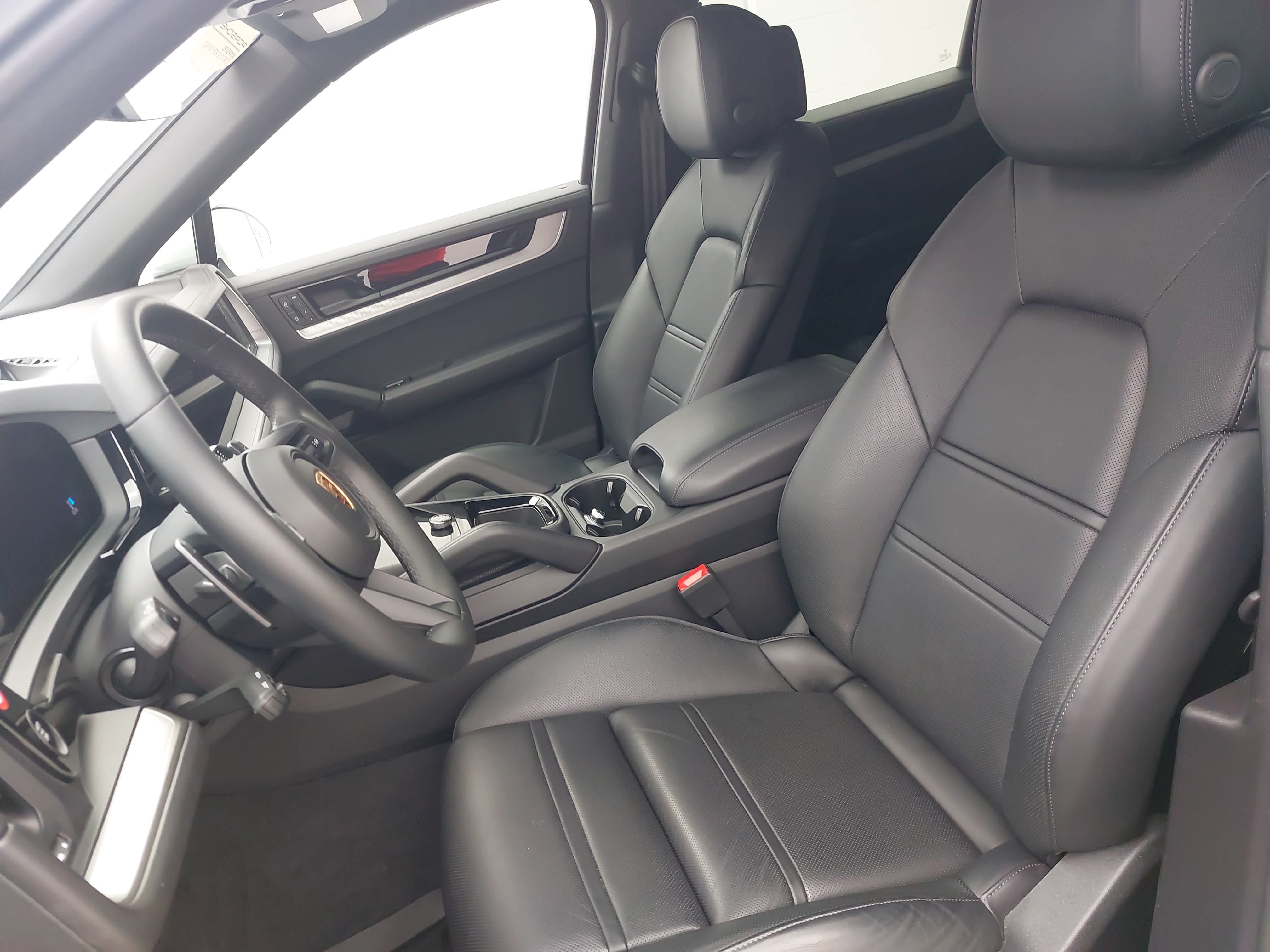 Certified 2024 Porsche Cayenne Coupe AWD/4WD image 17