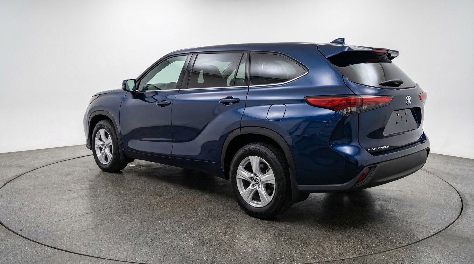 Used 2025 Toyota Highlander LE image 5