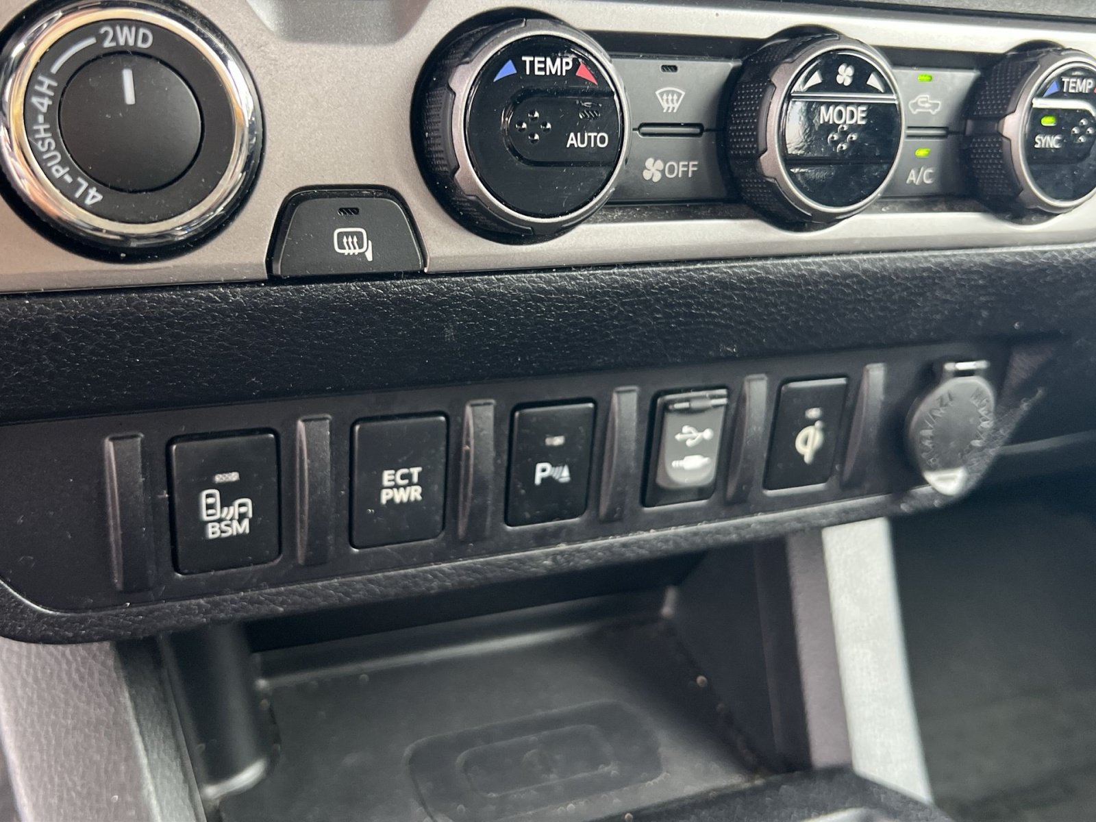 Used 2016 Toyota Tacoma Limited w/ Towing Package AWD/4WD image 30