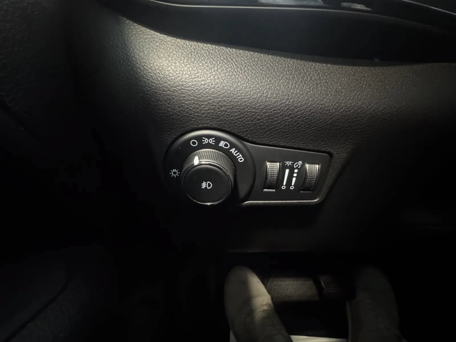 Used 2023 Jeep Compass Latitude w/ Convenience Group AWD/4WD image 32